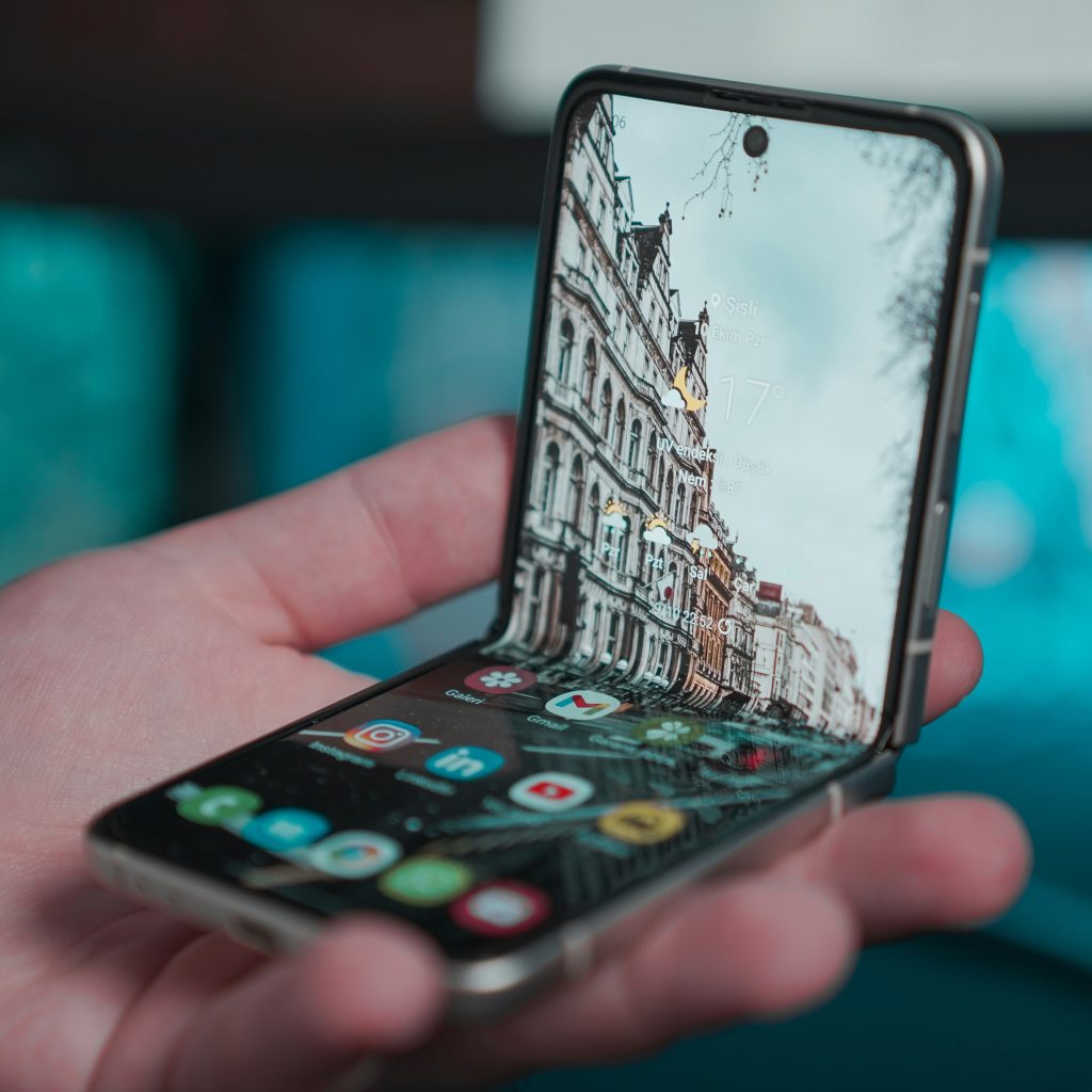 TUTURPEDIA - Apple Sedang Kembangkan Gadget Flip Ala Samsung, Akankah Lebih Baik?