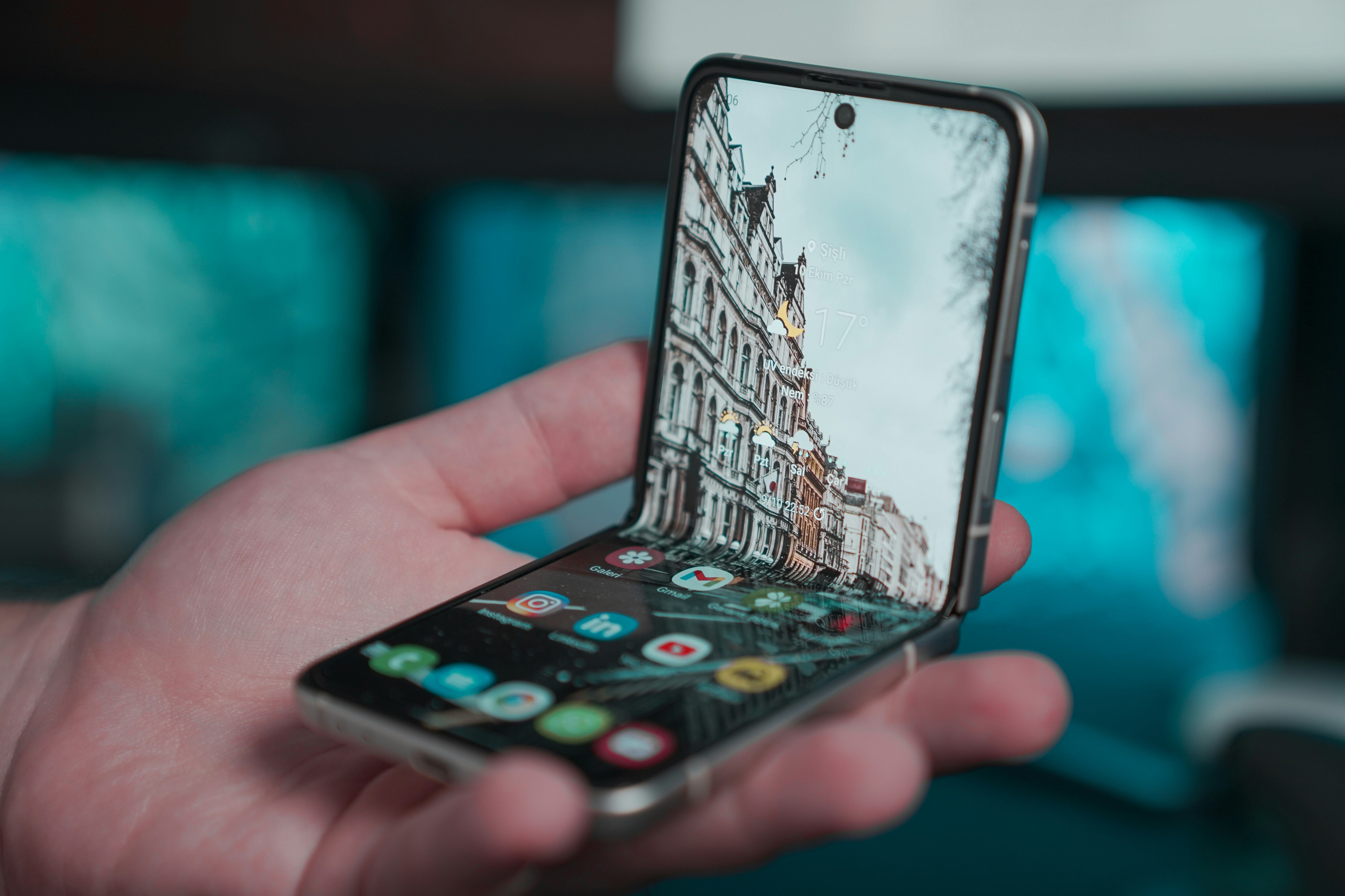 TUTURPEDIA - Apple Sedang Kembangkan Gadget Flip Ala Samsung, Akankah Lebih Baik?