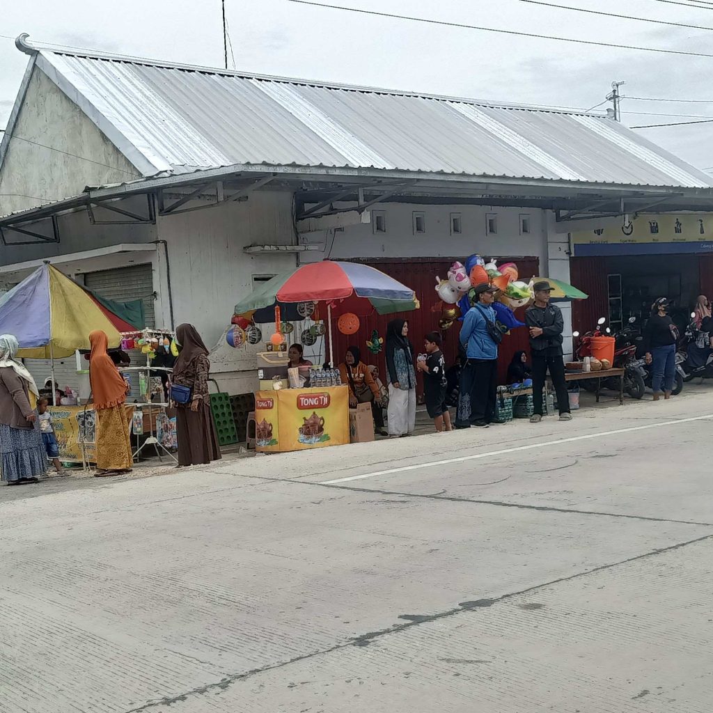 Padati Jalan Raya, Warga Ngawen Siap Sambut Kedatangan Presiden Jokowi di Blora