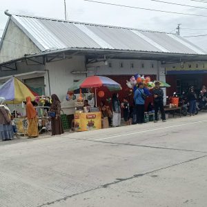 Padati Jalan Raya, Warga Ngawen Siap Sambut Kedatangan Presiden Jokowi di Blora