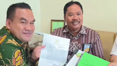 Arief Rohman saat menyerahkan berkas ke Kementerian PUPR untuk pembangunan Pasar Ngawen. Foto: instagram.com/ariefrohman838