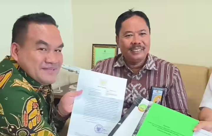 Arief Rohman saat menyerahkan berkas ke Kementerian PUPR untuk pembangunan Pasar Ngawen. Foto: instagram.com/ariefrohman838