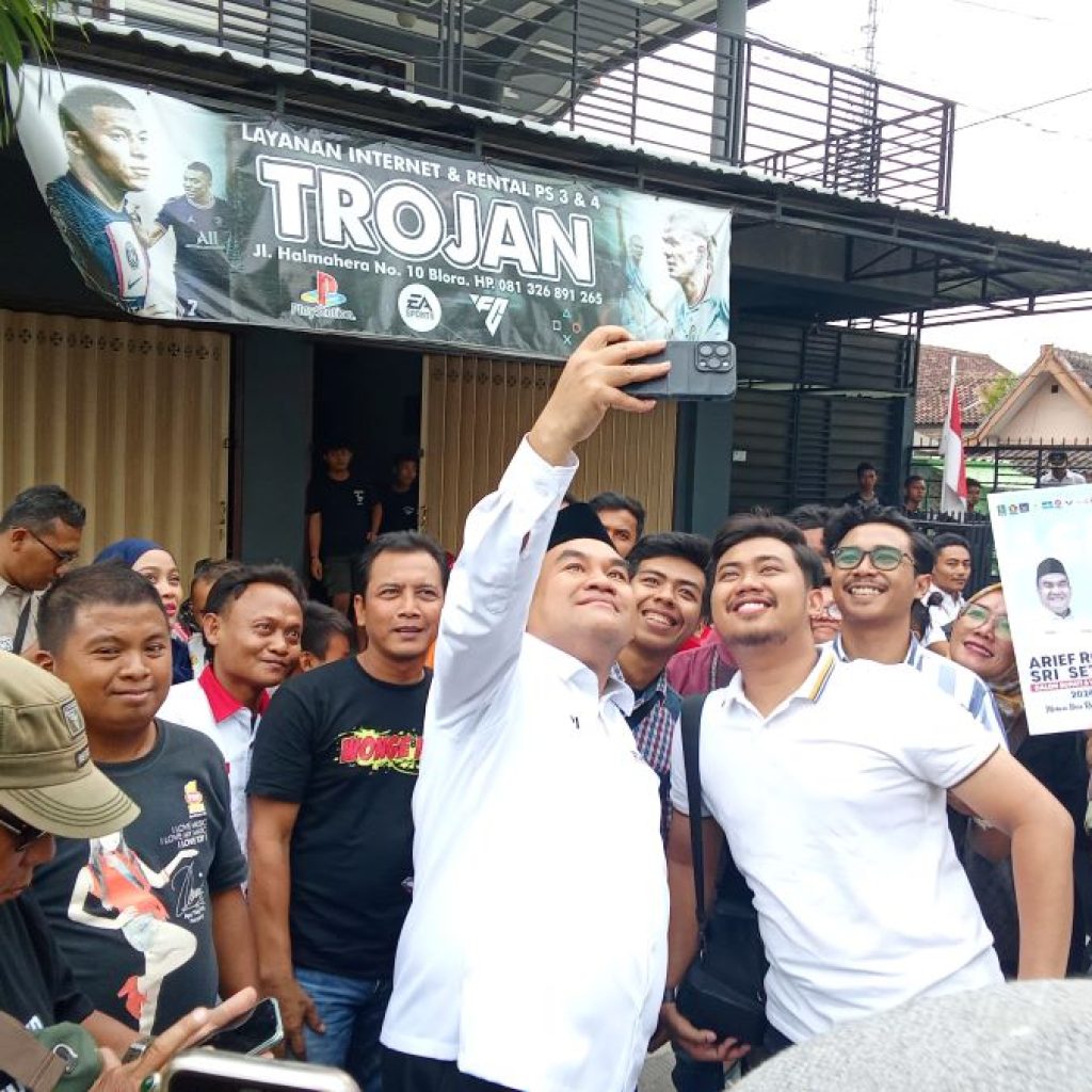 Datangi KPUD Kabupaten Blora, Pasangan ASRI Banjir Diajak Selfie Warga 