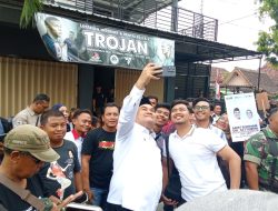 Datangi KPUD Kabupaten Blora, Pasangan ASRI Banjir Diajak Selfie Warga 