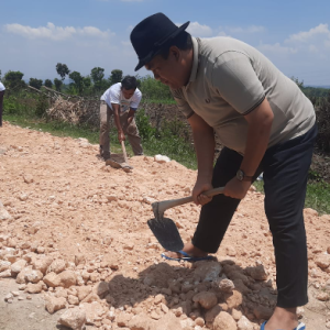 Kenakan Sandal Jepit dan Topi Laken, Arief Rohman Gotong Royong Perbaiki Jalan Rusak
