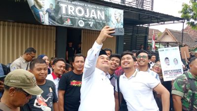 Datangi KPUD Kabupaten Blora, Pasangan ASRI Banjir Diajak Selfie Warga 