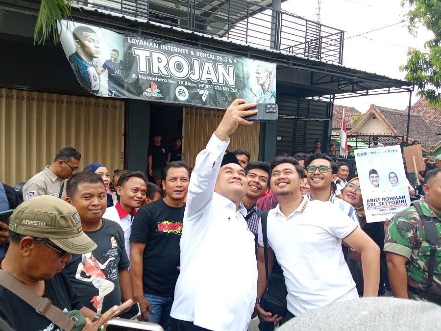 Momen selfie warga bersama Arief Rohman saat ASRI tiba di KPUD Kabupaten Blora. Foto: Dok. Lilik Yuliantoro