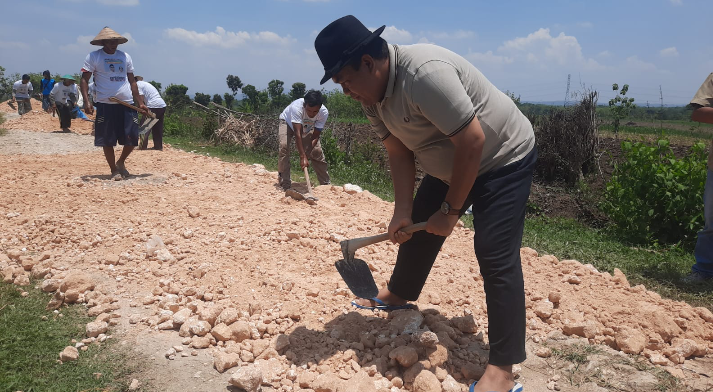 Cabup Blora, Arief Rohman bergotong royong. Foto: Dok. Lilik Yuliantoro