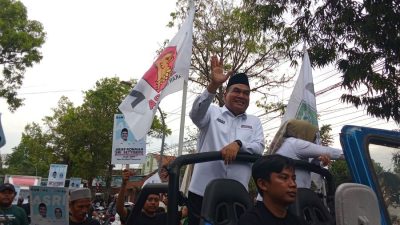 TUTURPEDIA - Datangi KPUD Kabupaten Blora, Pasangan ASRI Banjir Diajak Selfie Warga 
