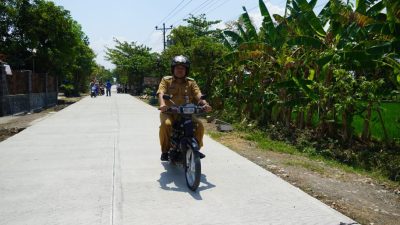 Bupati Blora, Arief Rohman saat meninjau jalan. Foto: Istimewa