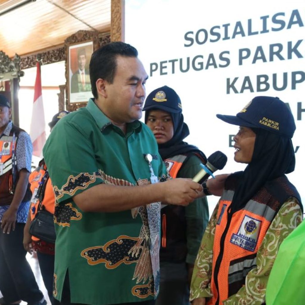 Petugas parkir, Rasmini saat diundang ke Pendopo Kabupaten Blora. Foto: Dok. Tuturpedia/Lilik Yuliantoro