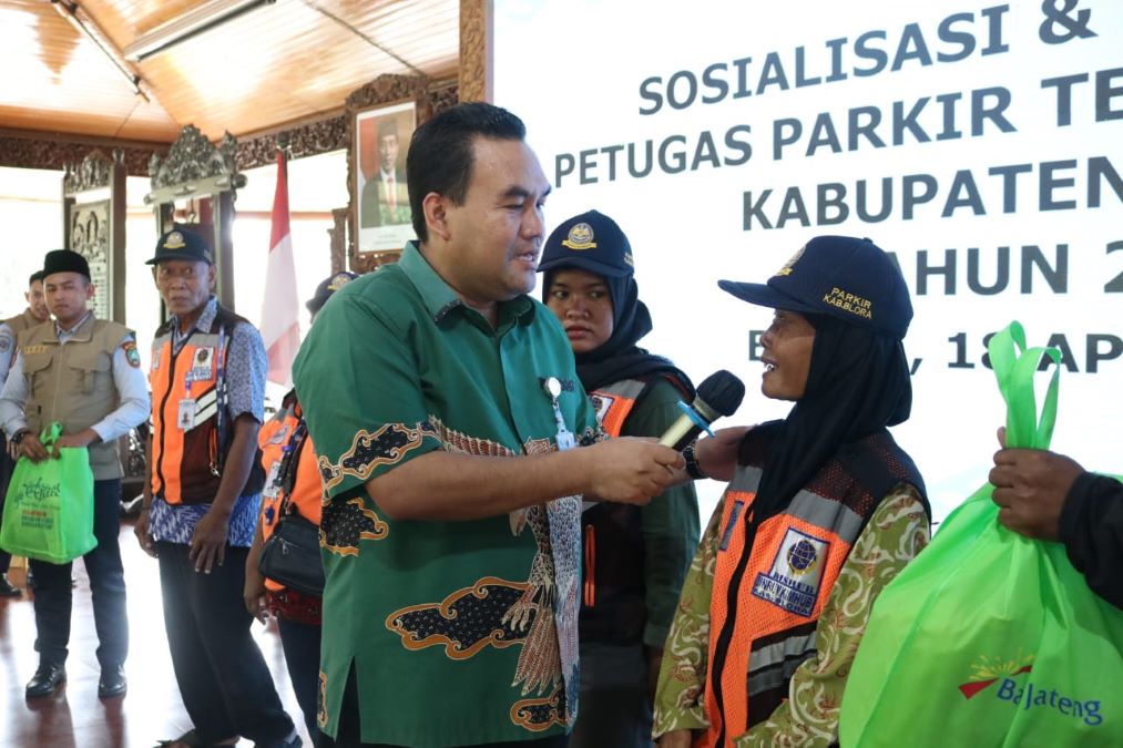 Petugas parkir, Rasmini saat diundang ke Pendopo Kabupaten Blora. Foto: Dok. Tuturpedia/Lilik Yuliantoro