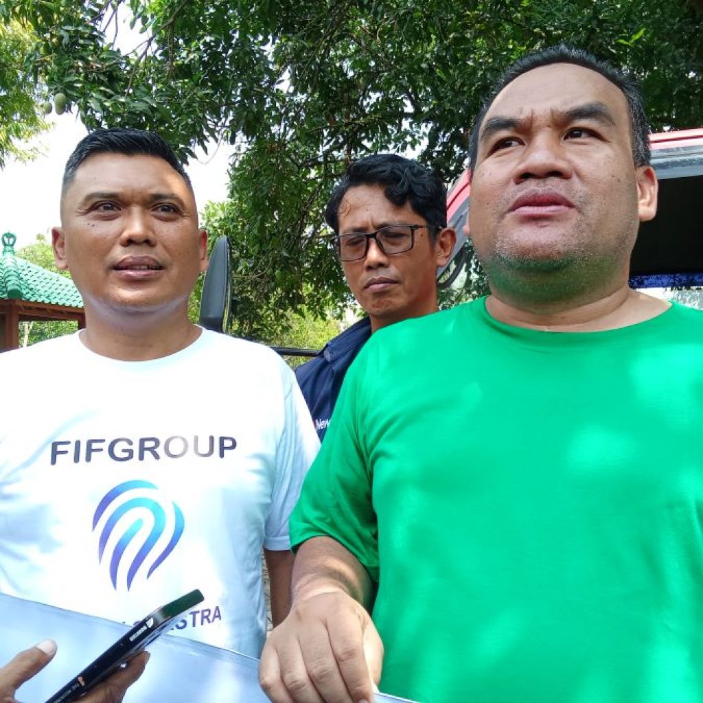 Bupati Arief Rohman bersama Pimpinan FIFGroup Cabang Blora, Sugeng Karyanto. Foto: Dok. Lilik Yuliantoro