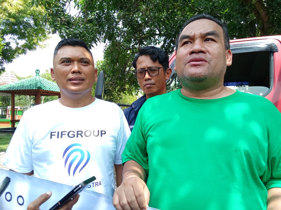 Bupati Arief Rohman bersama Pimpinan FIFGroup Cabang Blora, Sugeng Karyanto. Foto: Dok. Lilik Yuliantoro