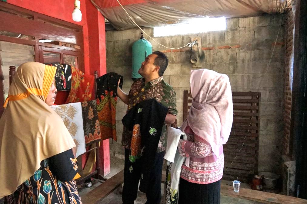 Arief Rohman mengunjungi pembuatan batik di wilayah Kelurahan Beran, Kecamatan Blora Kota. Foto: Istimewa