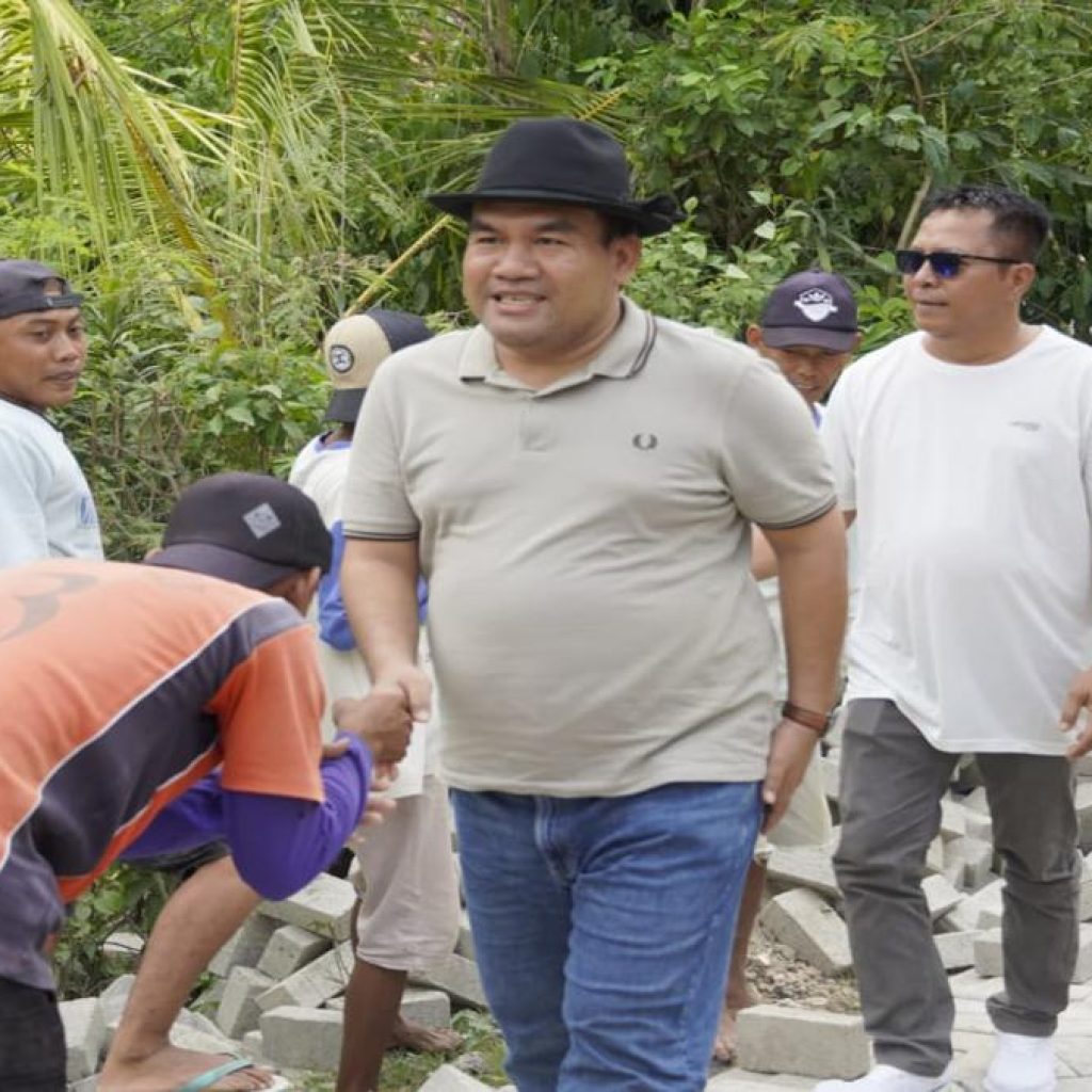Arief Rohman memantau pembangunan jalan di Dukuh Gusten dan Jasem. Foto: Dok. Lilik Yuliantoro
