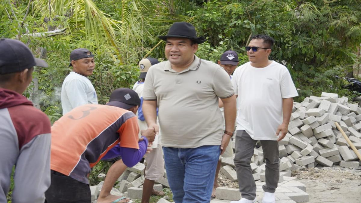 Arief Rohman memantau pembangunan jalan di Dukuh Gusten dan Jasem. Foto: Dok. Lilik Yuliantoro