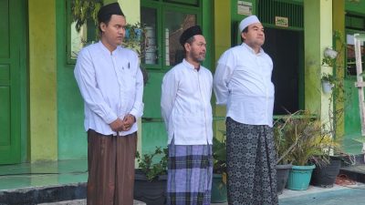 Arief Rohman (paling kanan) saat mengikuti upacara hari santri nasional (HSN). Foto: Istimewa