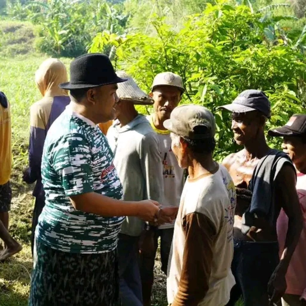 Arief Rohman dan para petani di Dukuh Kalimiri, Desa Blungun. Foto: Instagram @ariefrohman838