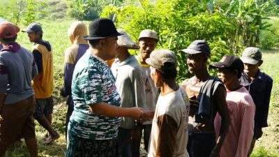Arief Rohman dan para petani di Dukuh Kalimiri, Desa Blungun. Foto: Instagram @ariefrohman838