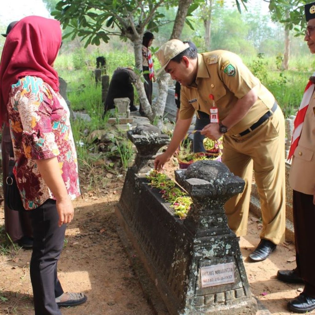 Arief Rohman bersama anggota Pramuka bersih-bersih makam. Foto: Istimewa