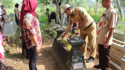 Arief Rohman bersama anggota Pramuka bersih-bersih makam. Foto: Istimewa