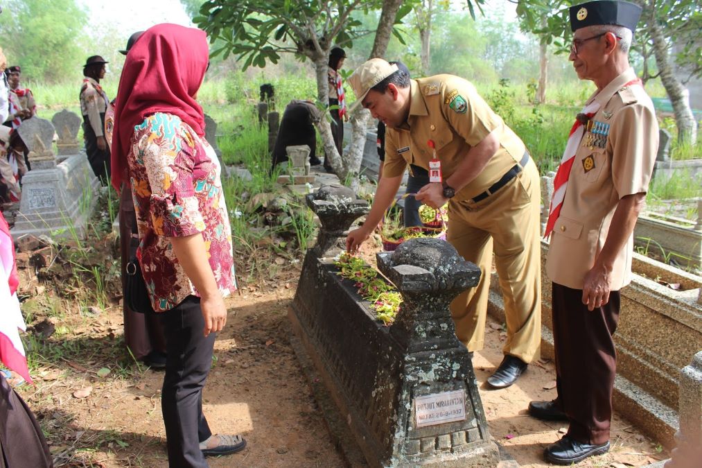 Arief Rohman bersama anggota Pramuka bersih-bersih makam. Foto: Istimewa