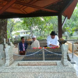Memperingati Hari Pahlawan, Calon Bupati Blora Arief Rohman Ziarah dan Tabur Bunga di Makam Potjut Meurah Intan 