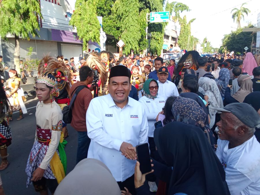 Masyarakat Blora bersalaman dengan Arief Rohman dan Sri Setyorini (ASRI). Foto: Dok. Lilik Yuliantoro