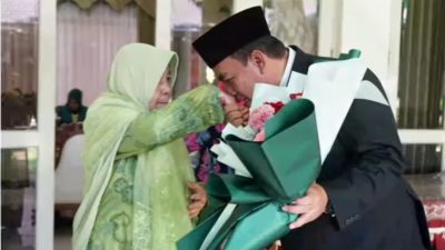 TUTURPEDIA - Peringatan Hari Ibu ke-95, Ini Momen Haru Bupati Blora Bersama Ibunda Tercintanya