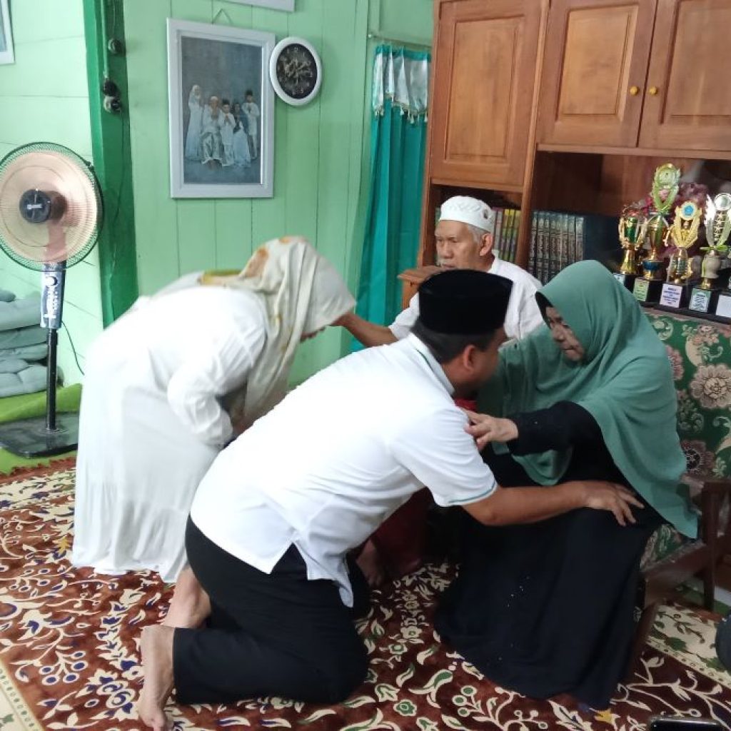 Sebelum Berangkat ke TPS, Cabup Blora Arief Rohman Sungkem kepada Orang tua