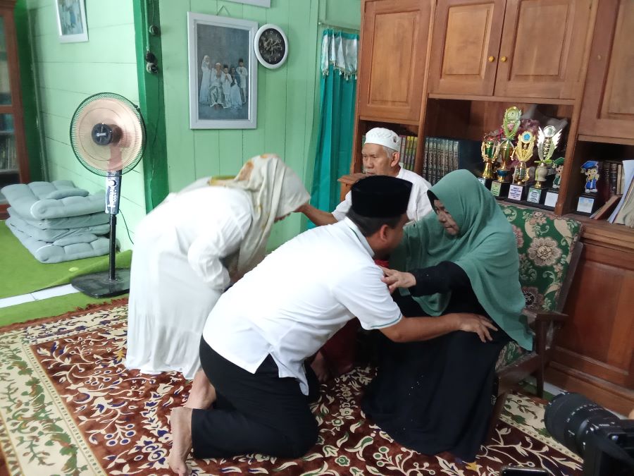 Cabup Blora, Arief Rohman sungkeman kepada orang tua. Foto: Dok. Lilik Yuliantoro