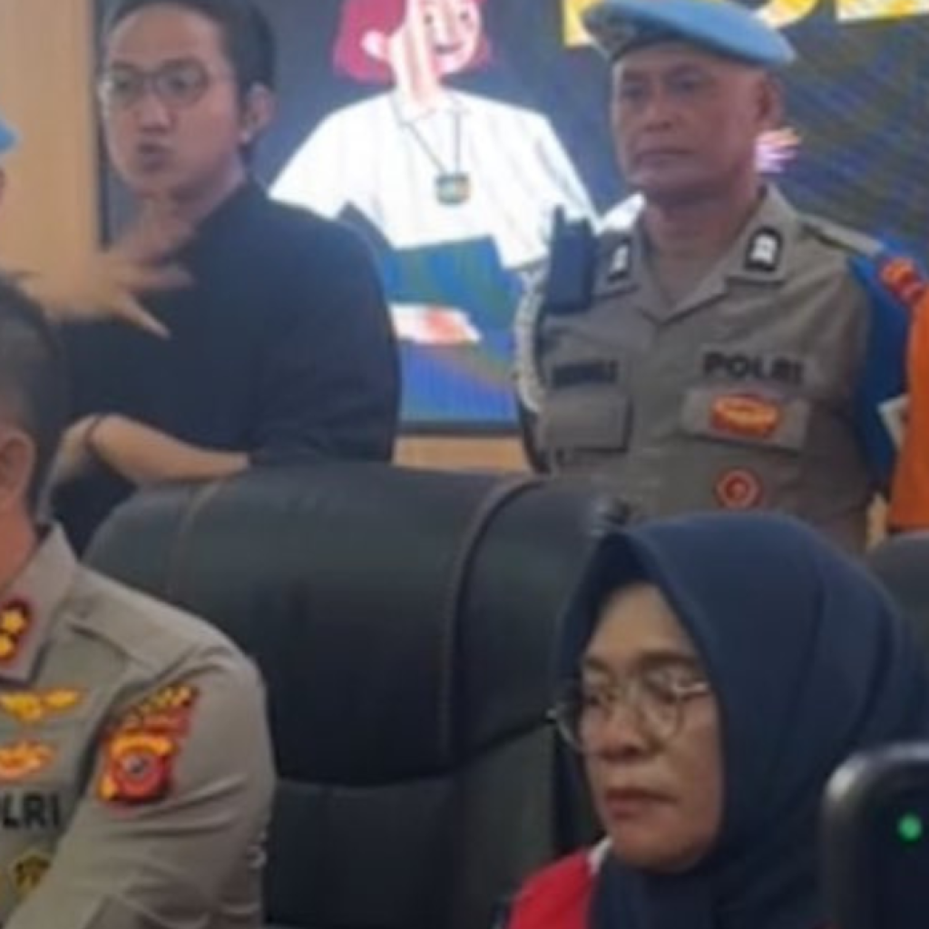 Kapolsek Bogor gelar konferensi pers kasus KDRT Cut Intan Nabila, Armor Treador dijerat pasal berlapis. Foto: x.com/alvinaaalv