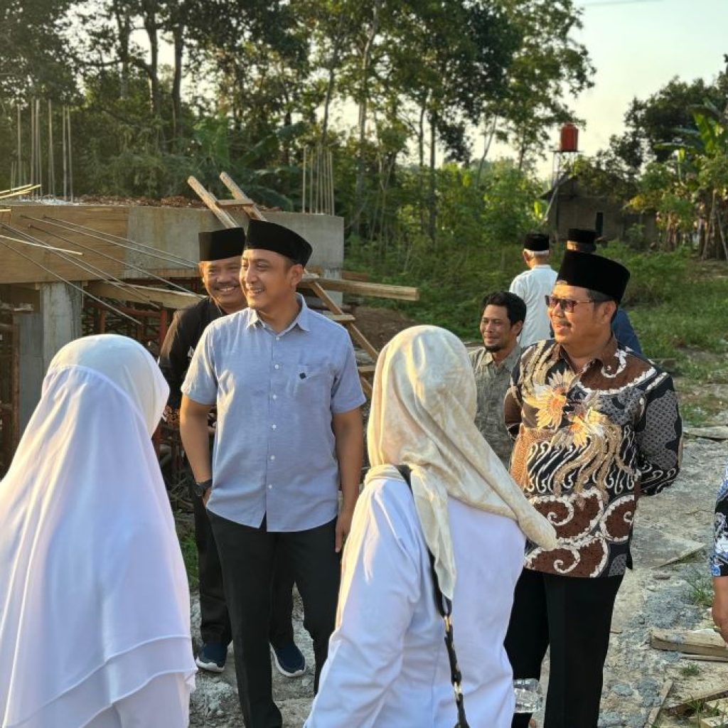 Ketua Baznas Kota Semarang, Arnaz Agung Andrarasmara tinjau lokasi pembangunan Masjid Sunan Pandanaran. Foto: Dok. Baznas Semarang
