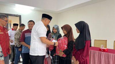 Ketua Baznas Kota Semarang, Arnaz Agung Andrarasmara beri bantuan ke anak yatim di daerah Wates. Foto: Dok. Baznas Kota Semarang