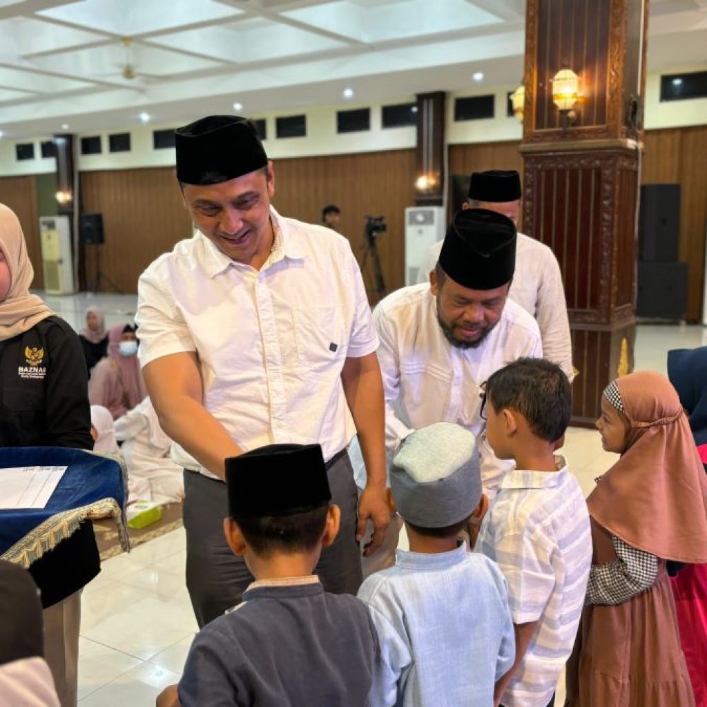 Ketua Baznas, Arnaz Agung Andrarasmara berbagi ke anak yatim piatu. Foto: Dok. Baznas Semarang