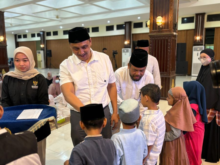 Ketua Baznas, Arnaz Agung Andrarasmara berbagi ke anak yatim piatu. Foto: Dok. Baznas Semarang