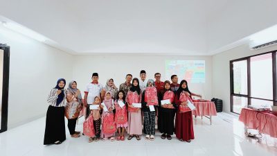 Ketua Baznas Kota Semarang, Arnaz Agung Andrarasmara beri bantuan ke anak yatim di daerah Wates. Foto: Dok. Baznas Kota Semarang