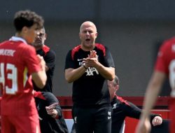 Kalah di Laga Debut Bareng Liverpool, Arne Slot: Penting Semua Pemain Bugar