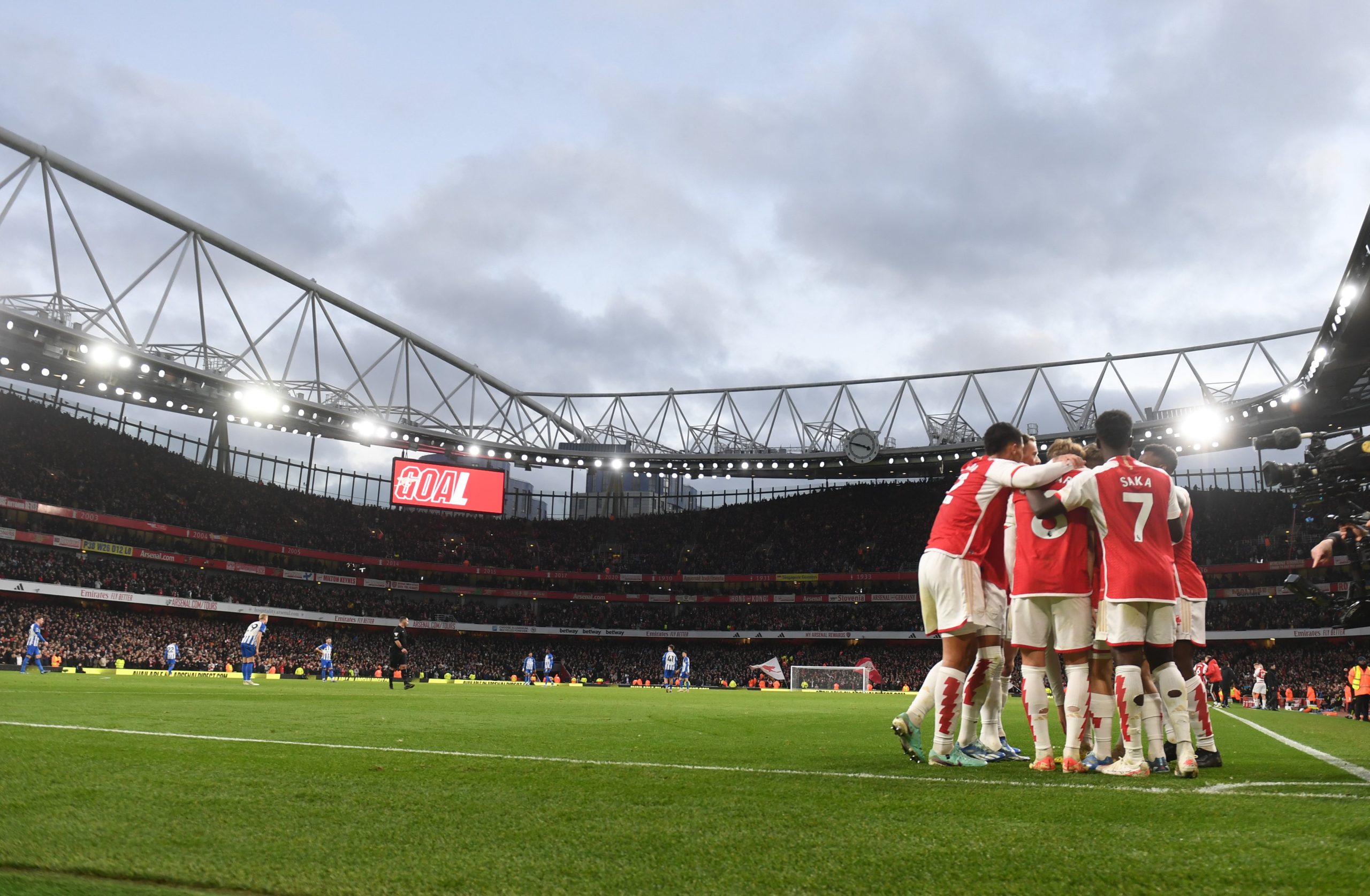 Arsenal rebut kembali puncak klasemen Liga Inggris usai taklukkan Brighton. Foto: X.com/Arsenal