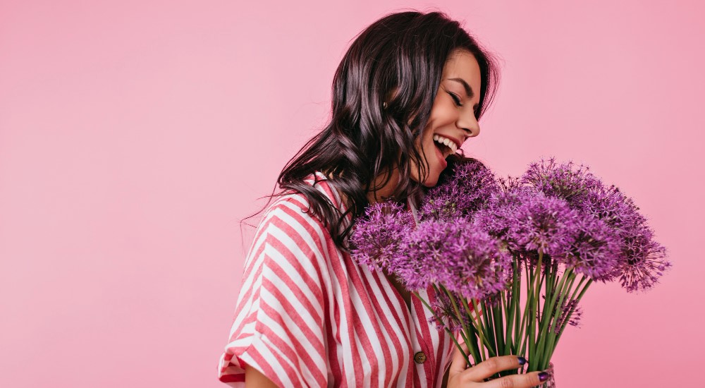 Arti warna bunga yang bisa mewakili perasaan pengirimnya. Foto: Freepik.com/lookstudio