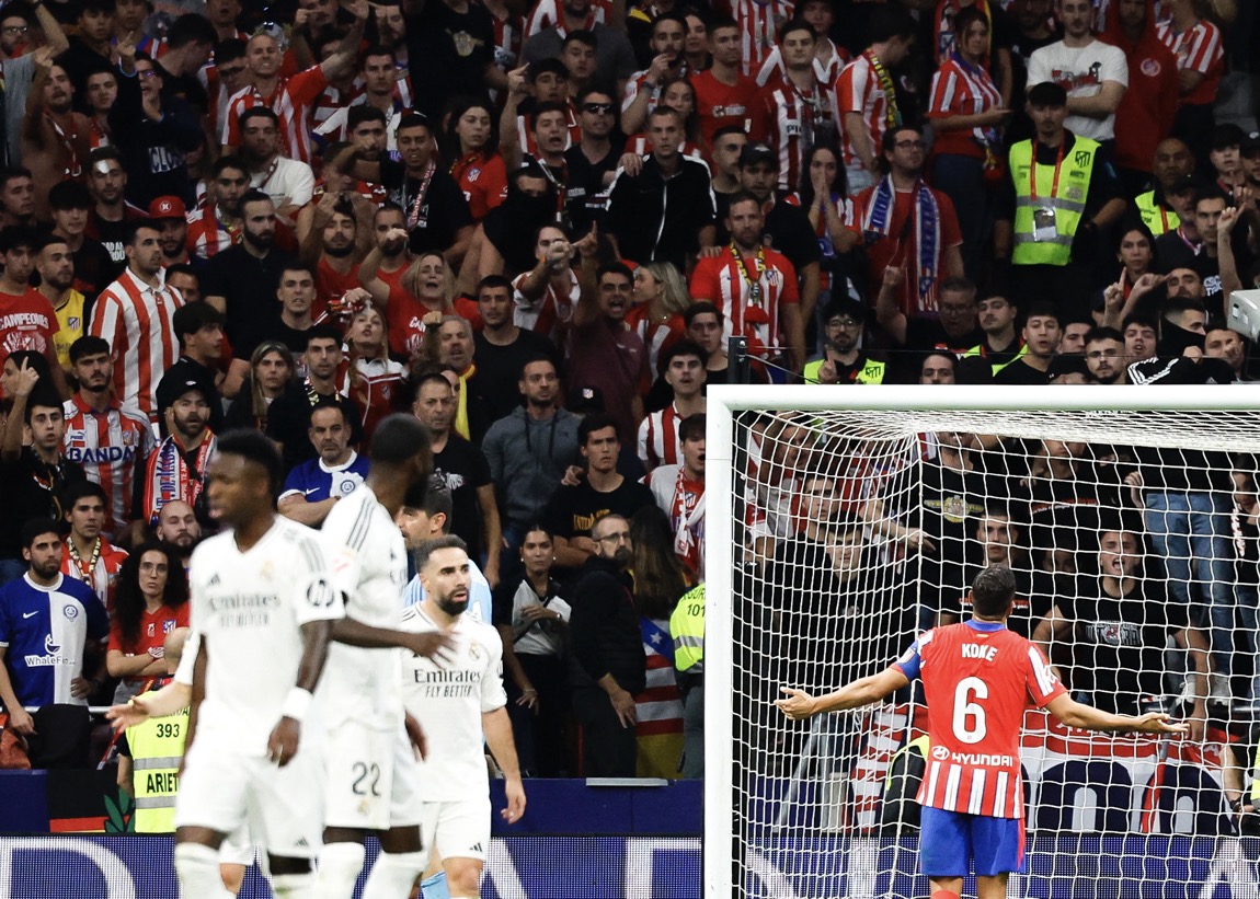 Atletico Madrid bersama kepolisian mengidentifikasi pelaku lempar barang ke lapangan saat laga derby Madrid. Foto: x.com/brfootball