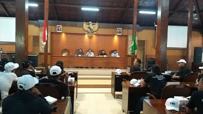 Suasana audiensi terkait pengeboran minyak dengan modus sumur air artesis di Plantungan. Foto: Dok. Lilik Yuliantoro