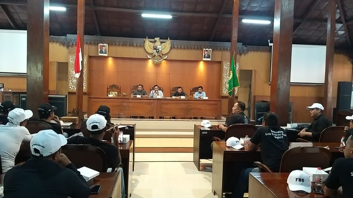 Suasana audiensi terkait pengeboran minyak dengan modus sumur air artesis di Plantungan. Foto: Dok. Lilik Yuliantoro