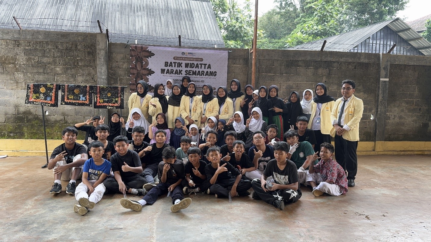 TUTURPEDIA - Lestarikan Budaya Sejak Dini, Mahasiswa PPG UNNES Ajak Siswa SDN Sekaran 02 Membatik Bersama Batik Widatta Semarang