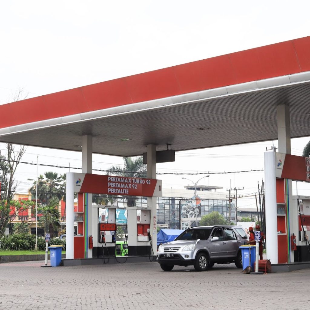Ini daftar dan perbandingan harga BBM Pertamina, Shell, dan BP per 1 Desember 2023. Foto: unsplash.com/Aldrin Rachman Pradana