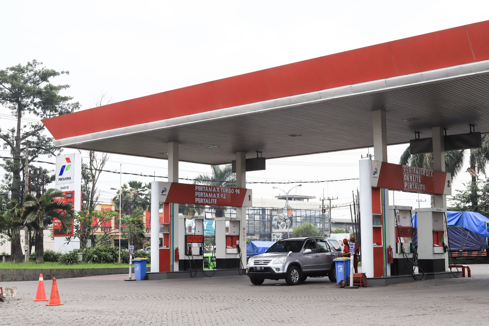 Ini daftar dan perbandingan harga BBM Pertamina, Shell, dan BP per 1 Desember 2023. Foto: unsplash.com/Aldrin Rachman Pradana