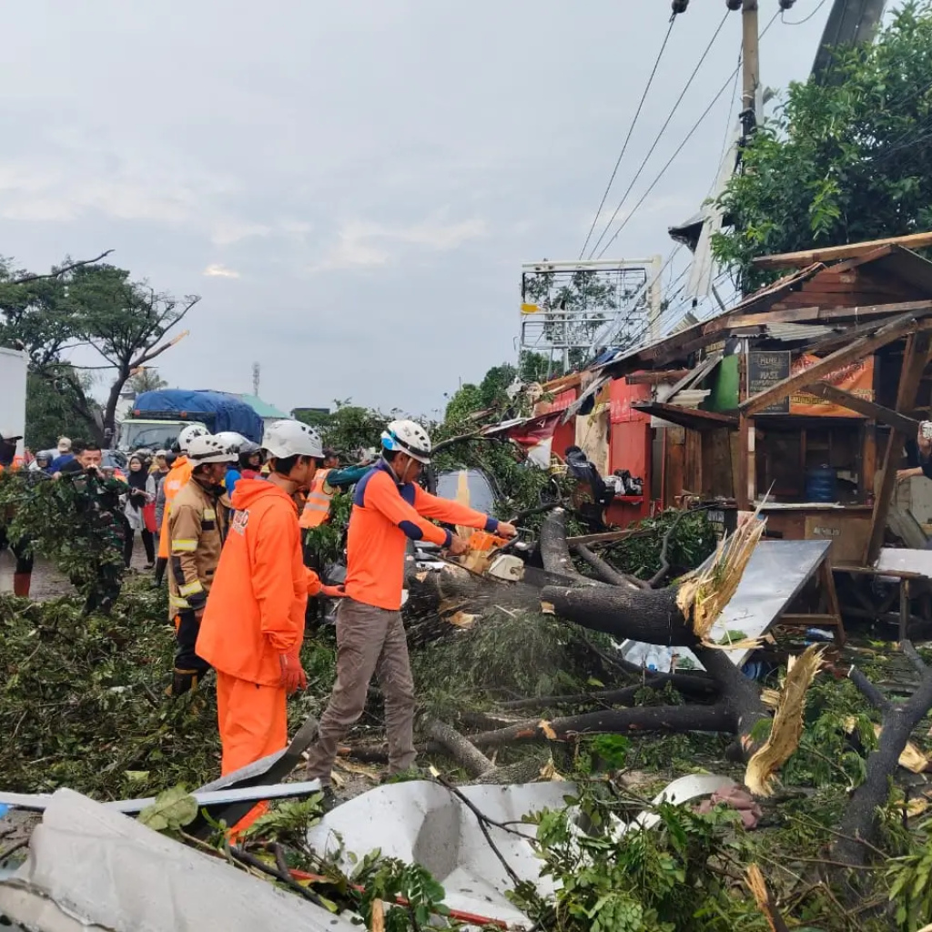 TUTURPEDIA - BNPB: Angin Kencang di Sumedang dan Rancaekek Akibatkan Ratusan Rumah Rusak