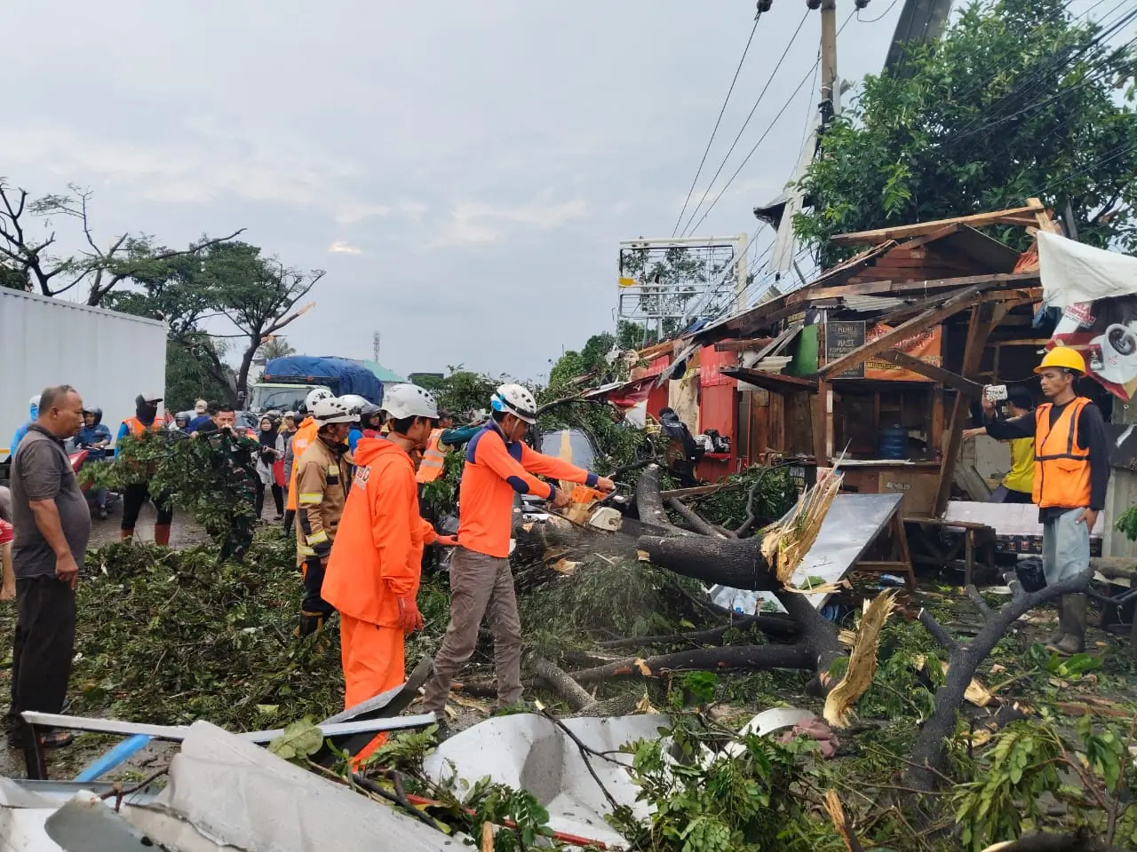 TUTURPEDIA - BNPB: Angin Kencang di Sumedang dan Rancaekek Akibatkan Ratusan Rumah Rusak
