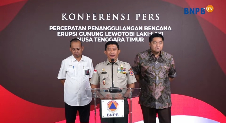 Kepala BNPB, Suharyanto (tengah) saat menggelar konferensi pers di Graha BNPB, Jakarta Timur, Selasa (12/11/2024). Foto: Tangkapan Layar YouTube BNPB Indonesia